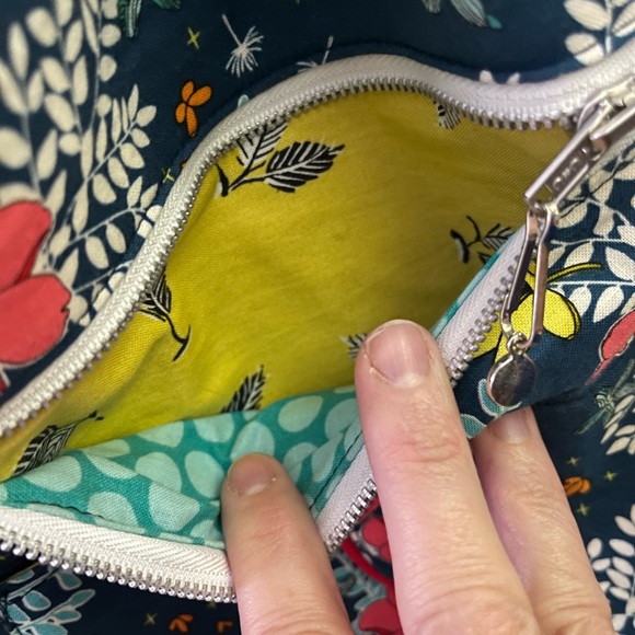 CUTEST HOLD EVERY THING CROSS BAG - Picture 5 of 5